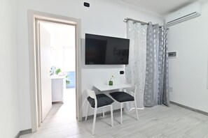 Standard Room | 1 bedroom, desk, blackout drapes, soundproofing - IzzHome Cozy Room (Pula)