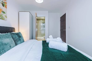 2 chambres, fer et planche à repasser, Wi-Fi, draps fournis