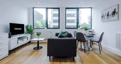 NEW! Stylish apartment, amazing location, sleeps 4