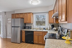 Een koelkast, een microgolfoven, een oven, een kookplaat