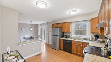 Jääkaappi, mikroaaltouuni, uuni, liesi