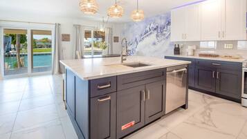 KylskÄp, mikrovÄgsugn, ugn och spishÀll