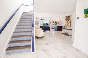 المنشأة من الداخل