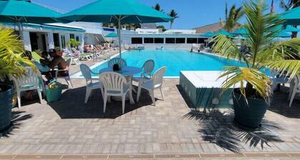 Latitude 24! Cabana Club access, deep canal, jacuzzi, kayaks, ice machine.