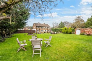 Outdoor dining - Designer Cottage | w/ Parking | Beautiful Esher - Pass the Keys (Surrey)