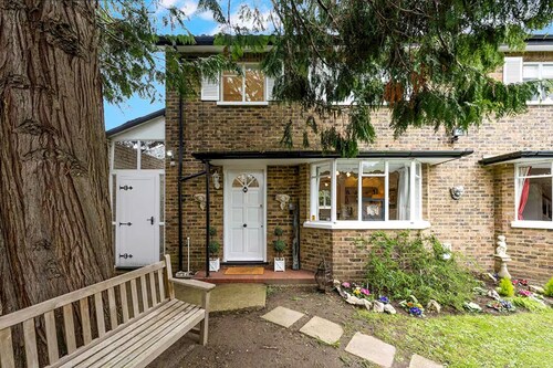 Pass the Keys | Designer Cottage | w/ Parking | Beautiful Esher