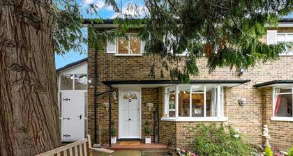 Pass the Keys | Designer Cottage | w/ Parking | Beautiful Esher