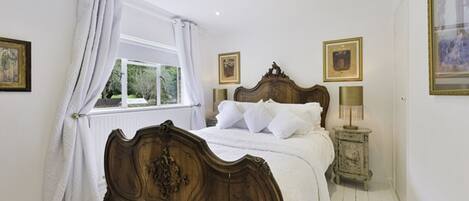 3 makuuhuonetta, silitysrauta/-lauta, ilmainen Wi-Fi, vuodevaatteet