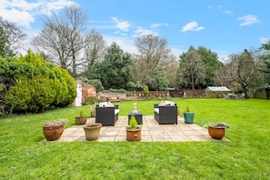 Property grounds - Designer Cottage with Parking - Esher Surrey - Pass the Keys (Surrey)