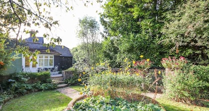 Pass the Keys | Lovely Countryside Coach Cottage