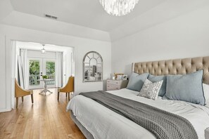 4 bedrooms, desk, iron/ironing board, travel cot - Poolside Paradise West Elm Magazine Featured! (Austin)