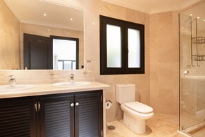 Douche, serviettes fournies