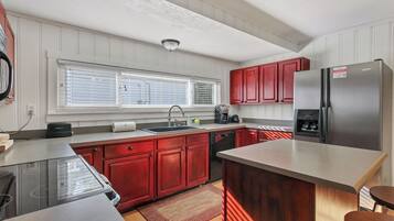 雪櫃、微波爐、焗爐、爐具