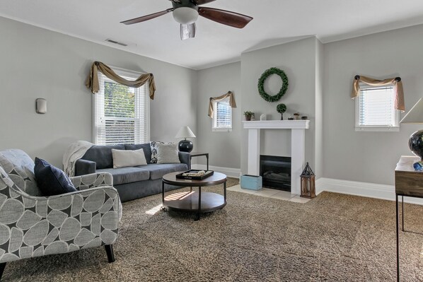 Een smart-tv en een open haard