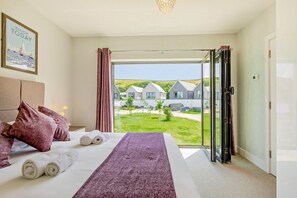 3 bedrooms, iron/ironing board, bed sheets