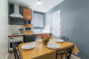 Refrigerador, microondas, horno y cafetera y tetera 