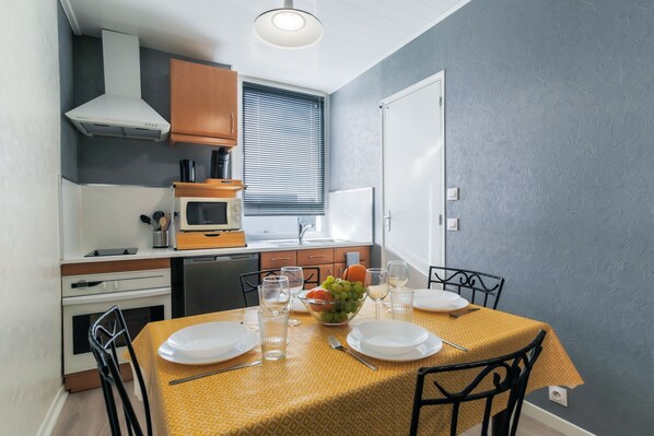 Fridge, microwave, oven, coffee/tea maker
