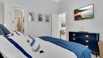 3 bedrooms, desk, iron/ironing board, travel crib