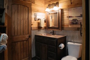 Regadera, secadora de cabello, toallas, jabón 