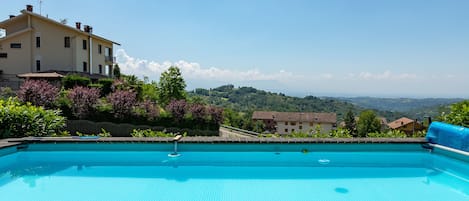 Piscina stagionale all'aperto, ombrelloni da piscina, lettini