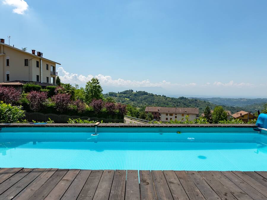 Una piscina al aire libre de temporada, sombrillas