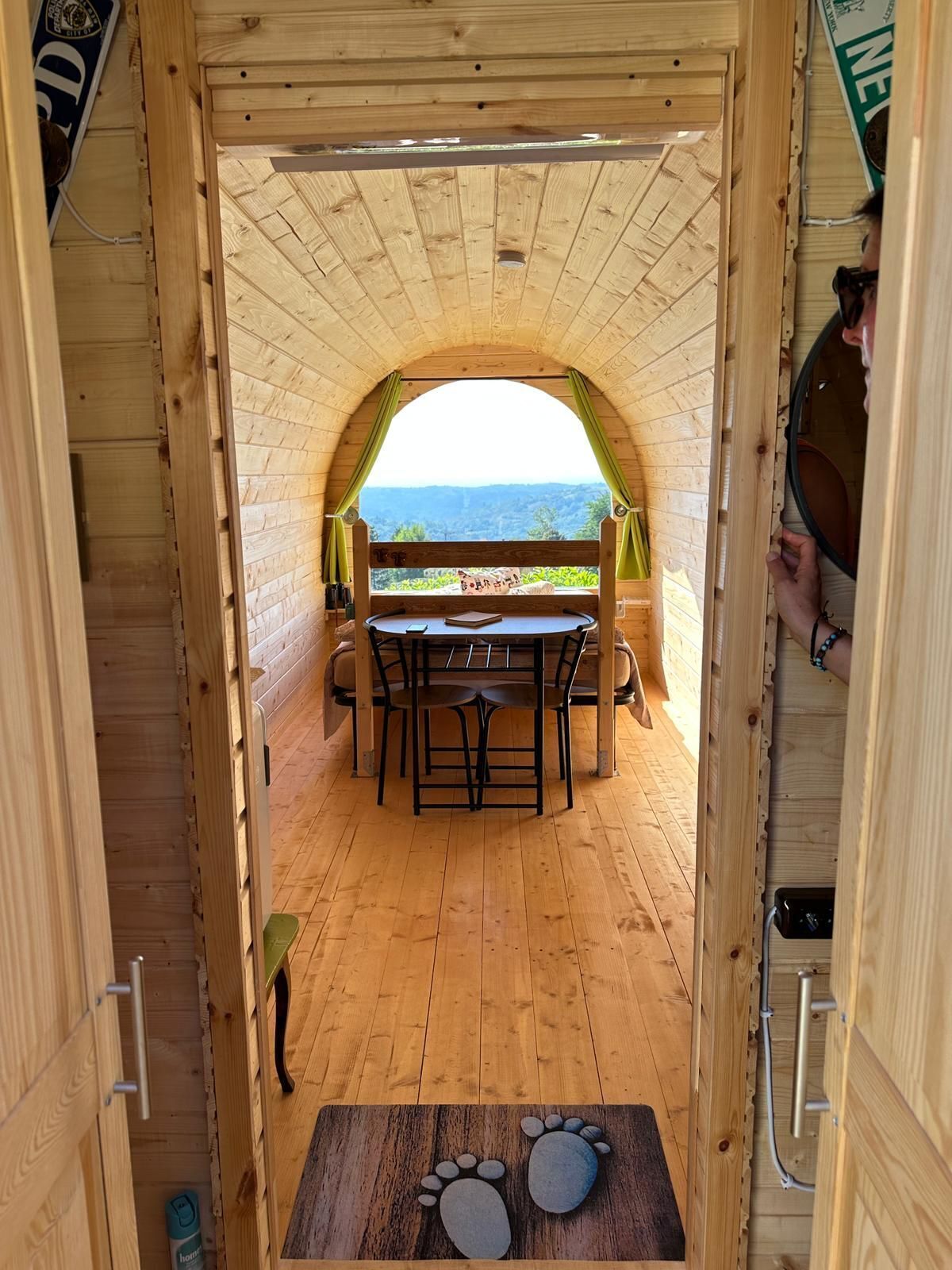 高級寢具、羽絨被、特厚豪華床墊、迷你吧贈品