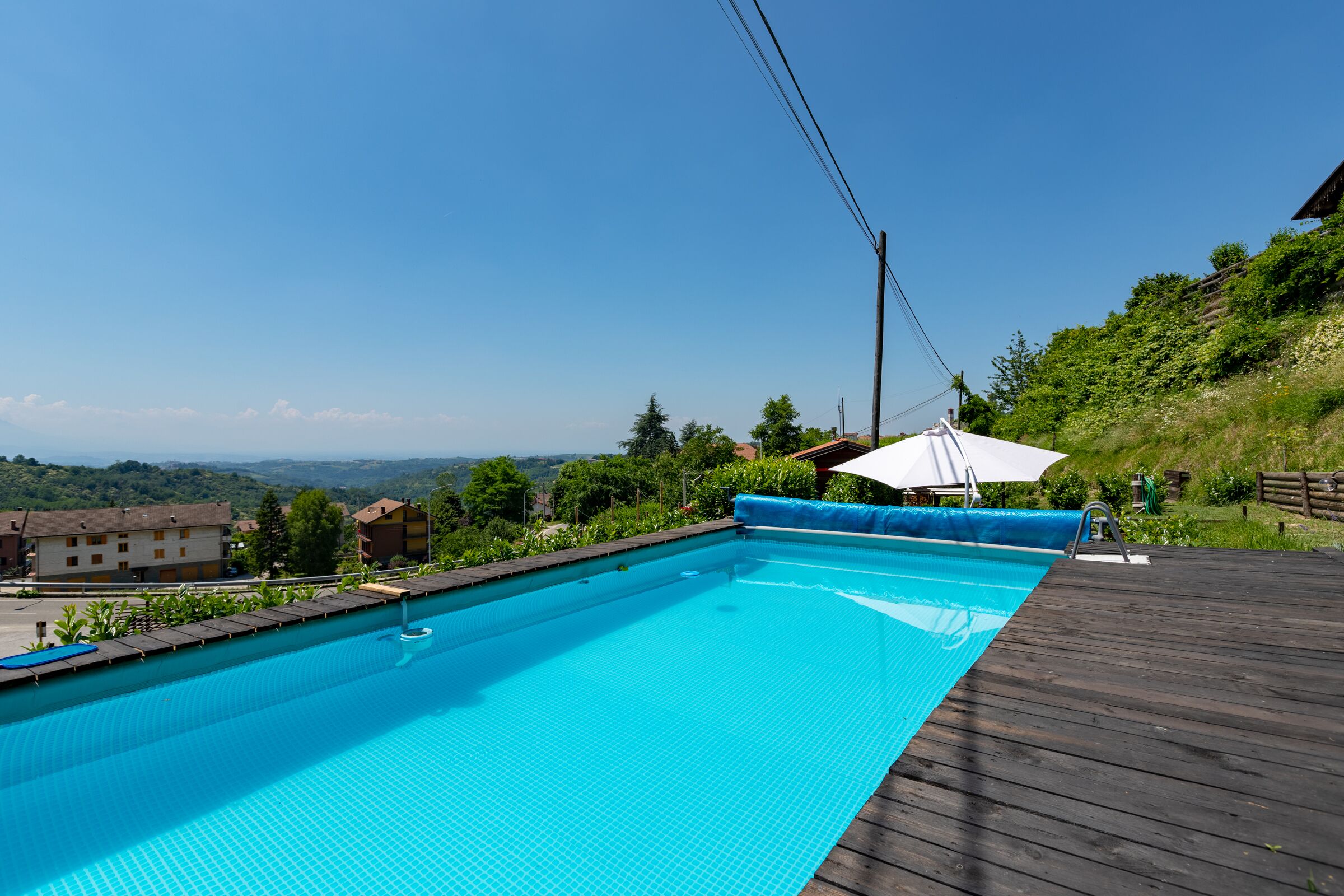 Piscine extérieure (ouverte en saison), parasols de plage