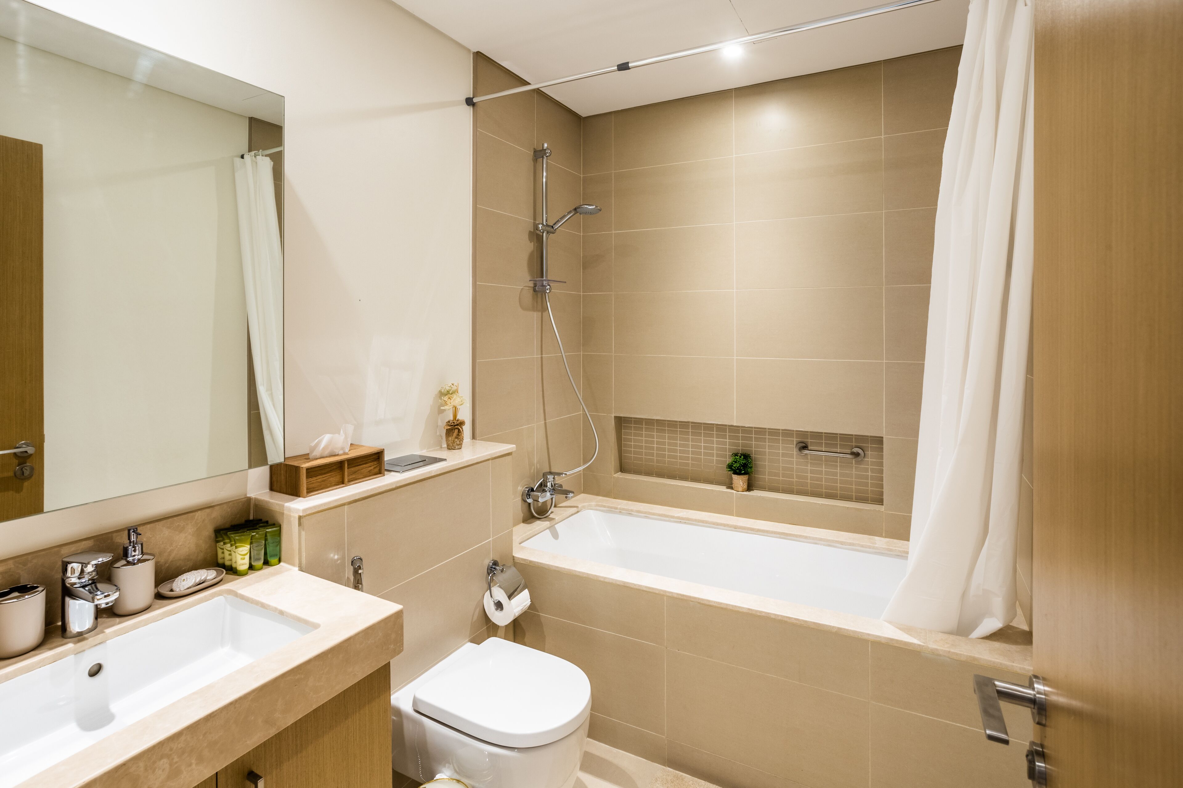 Une salle de bain moderne avec une baignoire, des toilettes et un lavabo.