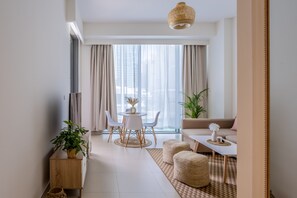 Deluxe Apartment | Living area | Smart TV, Netflix, streaming services - Waves - Waterfront Apartment With Breathtaking Sea Views (Dubai)