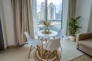 Deluxe Apartment | Dining room