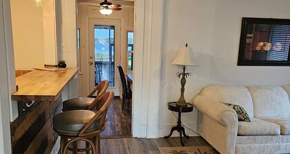 Cozy Lakeside Cottage near Legoland, Winter Haven! Florida vacation ready!