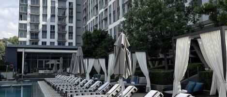 Una piscina al aire libre