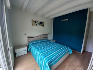 2 bedrooms, travel cot, WiFi, bed sheets - Casa Maria, Nuovo Appartamento con Vista Lago (Albisano di Torri del Benaco)