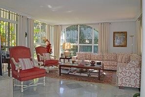 Interior - Holiday villa with lovely pool area, 300m from the beach in Atalaya Playa (Estepona)