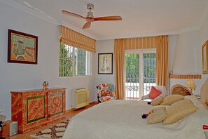 4 bedrooms, iron/ironing board, internet, bed sheets - Holiday villa with lovely pool area, 300m from the beach in Atalaya Playa (Estepona)