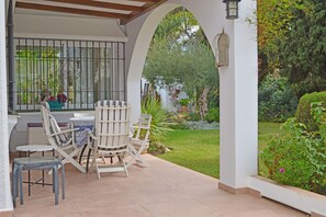 Terrace/patio - Holiday villa with lovely pool area, 300m from the beach in Atalaya Playa (Estepona)