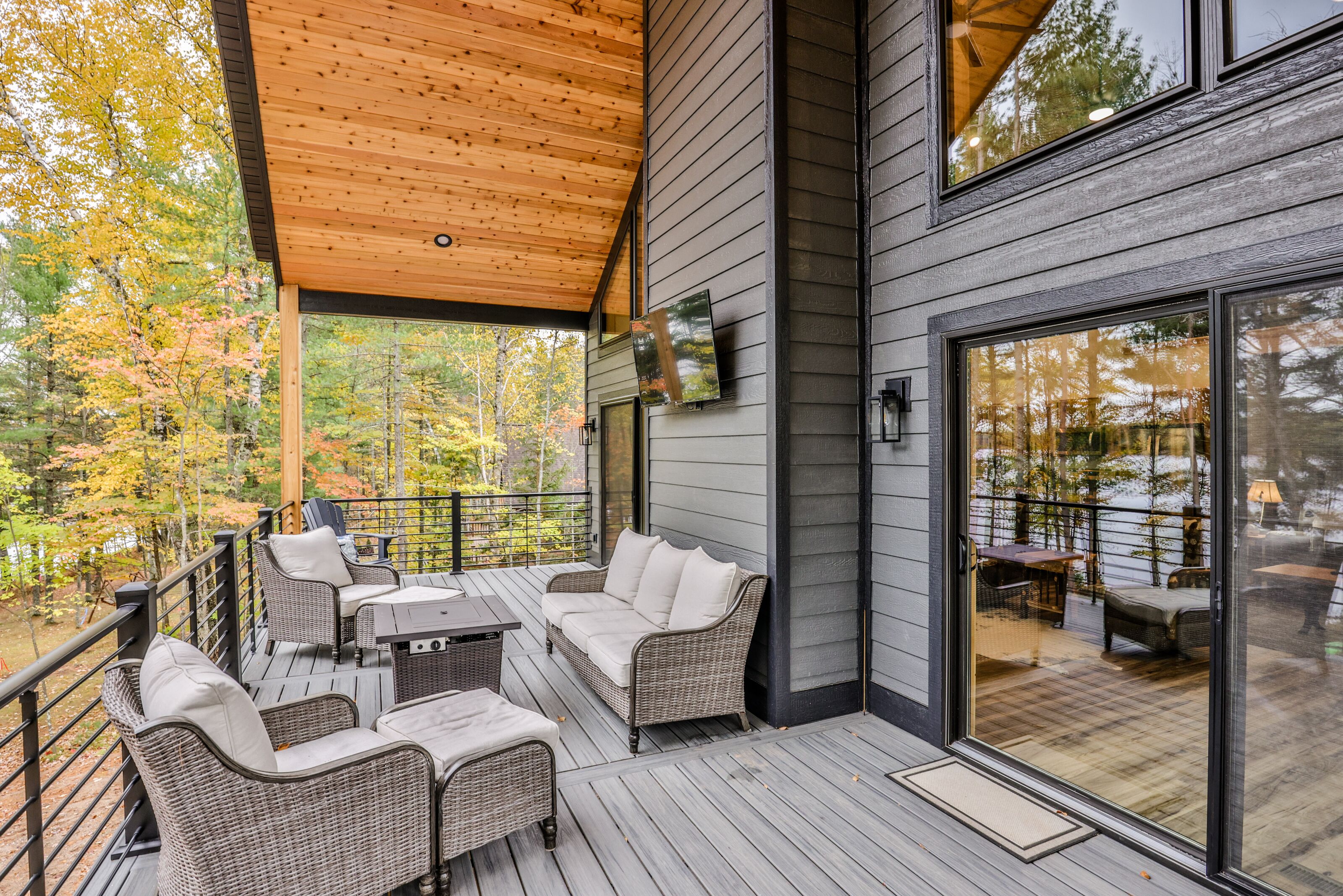 Cozy NEW Lakefront Retreat on Pickerel Lake, FREE FIREWOOD, WIFI, CENTRAL AIR