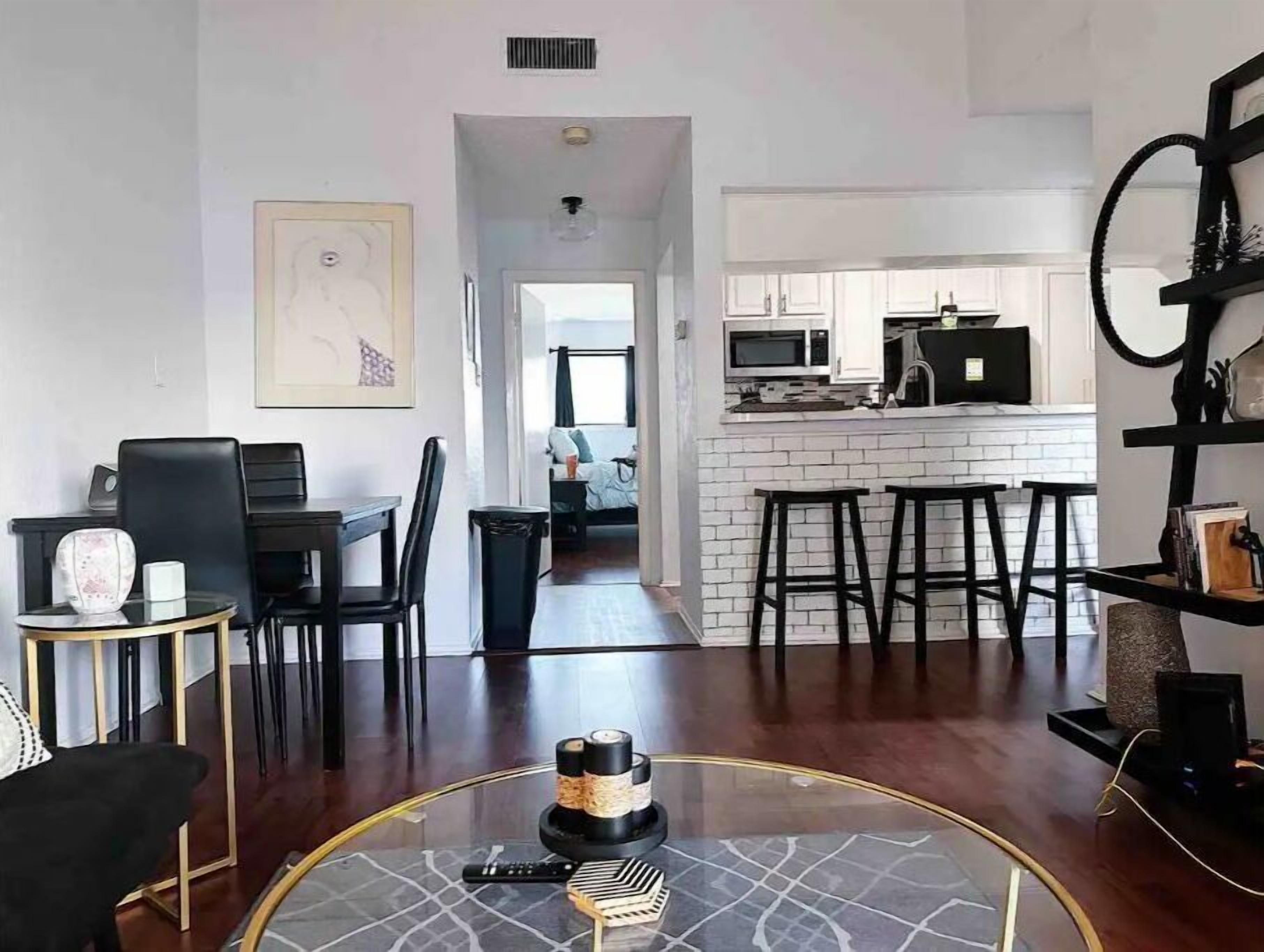 Central, Comfy & Cozy. 2 bedrooms, 1 bathroom