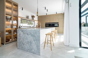 Refrigerador, microondas, lavavajillas y tostadora 