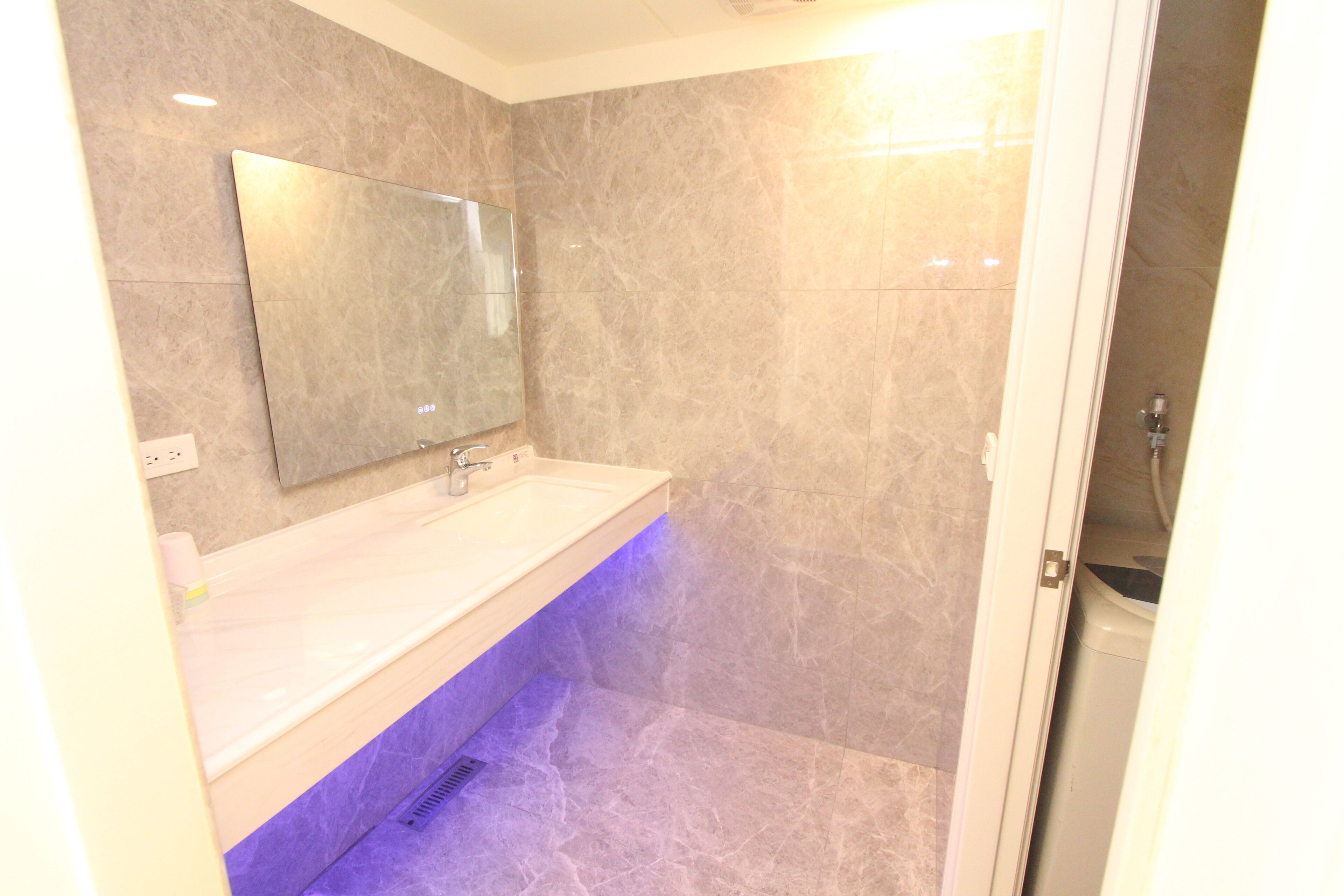 Neljän hengen design-huone | Kylpyhuone | Suihku, ilmaiset hygieniatuotteet, hiustenkuivaaja, pyyhkeet