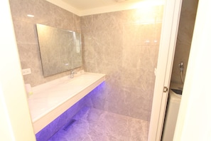 Design Quadruple Room | Bathroom | Shower, free toiletries, hair dryer, towels - Ruifang Go (New Taipei City)