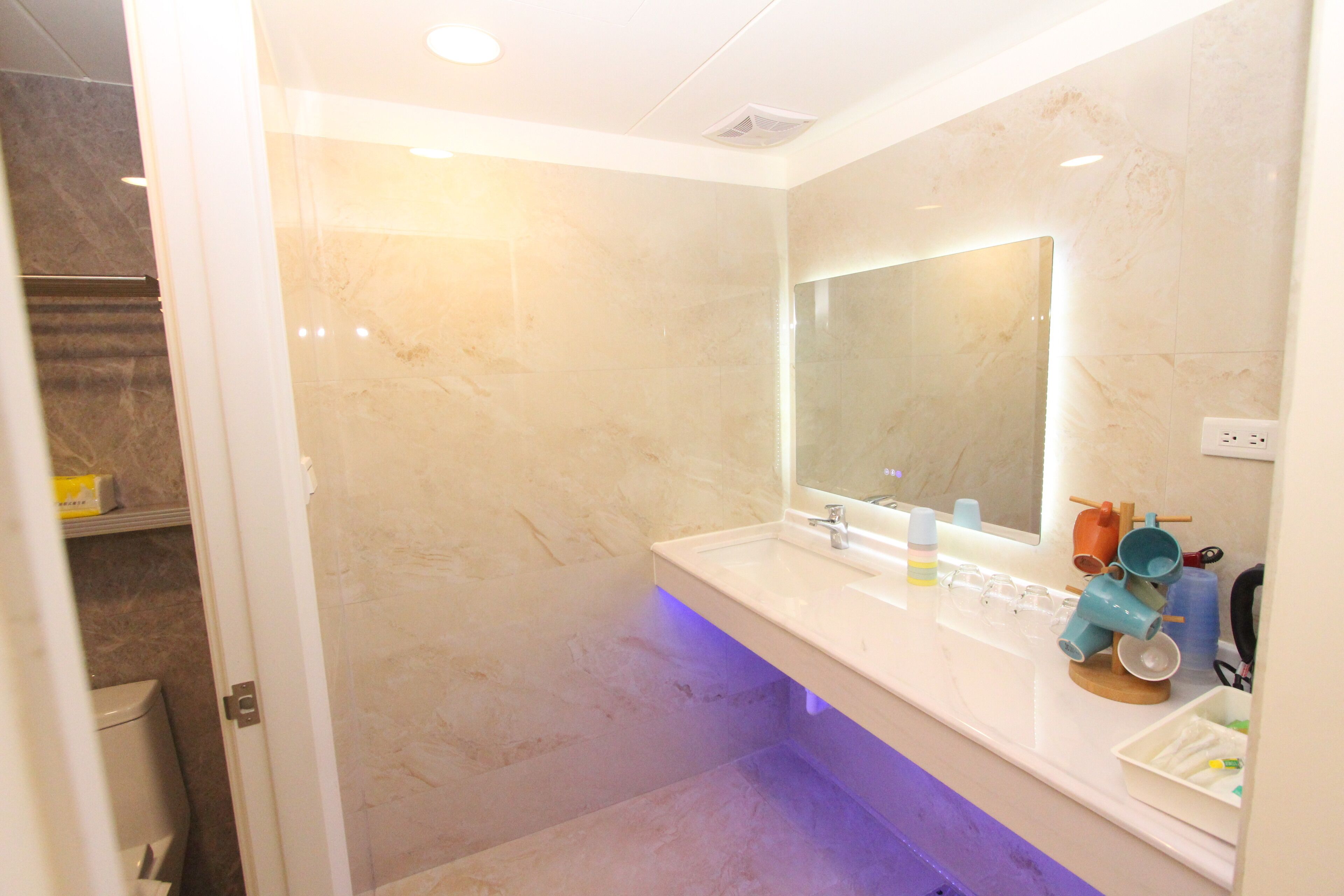 Family Room | Bathroom | Shower, free toiletries, hair dryer, towels