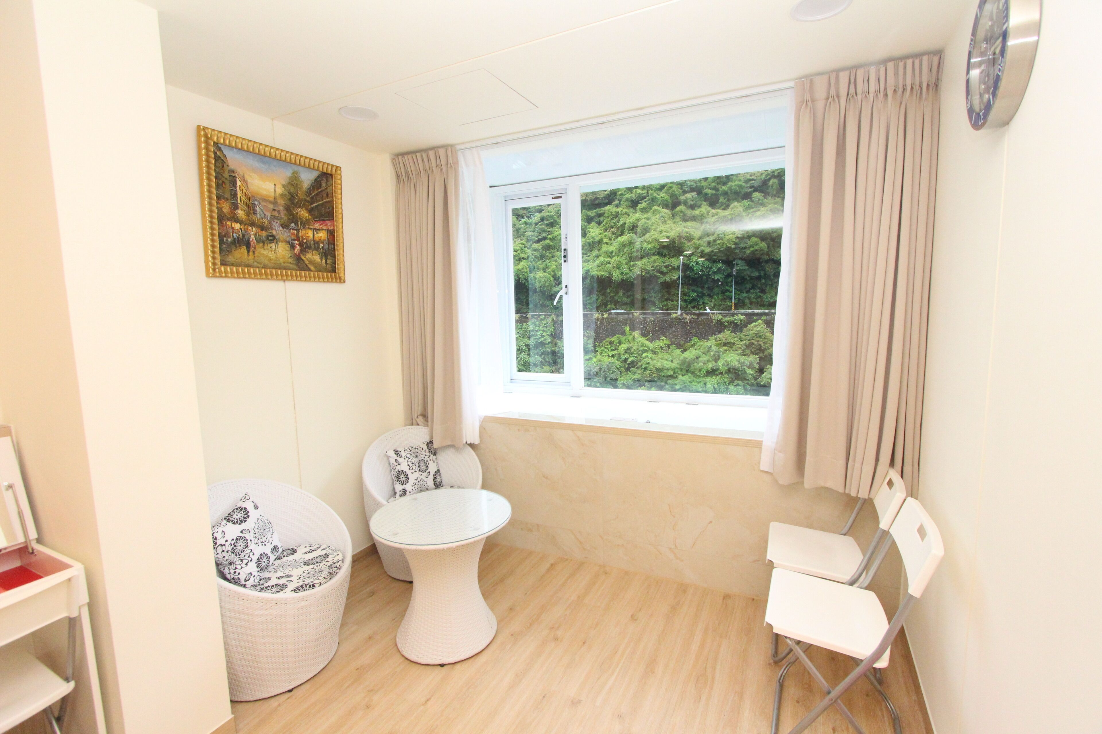 Down comforters, individually decorated, free WiFi