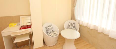 Design-Vierbettzimmer | Daunenbettdecken, individuell dekoriert, kostenloses WLAN