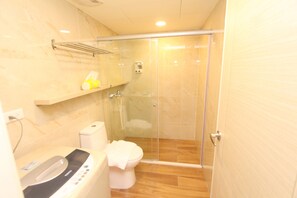 Kamar Quadruple Desain | Kamar mandi | Shower, perlengkapan mandi gratis, pengering rambut, dan handuk