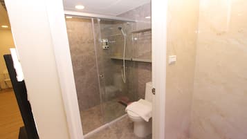 Quarto família | Banheiro | Chuveiro, produtos de toalete grátis, secador de cabelo