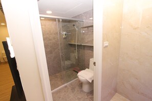 Family Room | Bathroom | Shower, free toiletries, hair dryer, towels - Ruifang Go (New Taipei City)