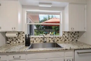 Microwave, oven, stovetop, dishwasher - The Sweet Spot in Sarasota (Sarasota)