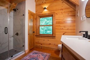 Secador de cabelo, toalhas de banho