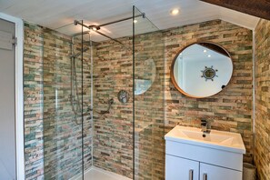 Shower, towels - Heath Hills (Okehampton)